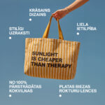 Pludmales soma SUNLIGHT IS CHEAPER THAN THERAPY no 100% pārstrādātas kokvilnas ar dzelteni baltu svītrainu dizainu un platām rokturu lencēm.